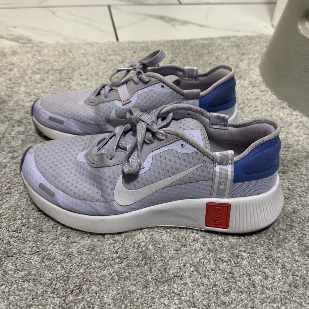 Women’s Nikes size 9.5